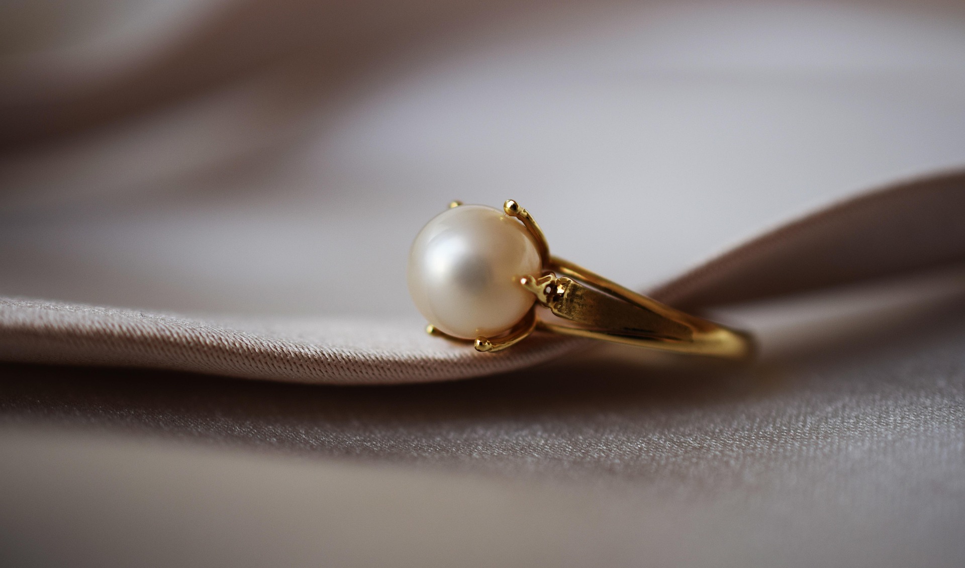 How to Style Pearls in 2025